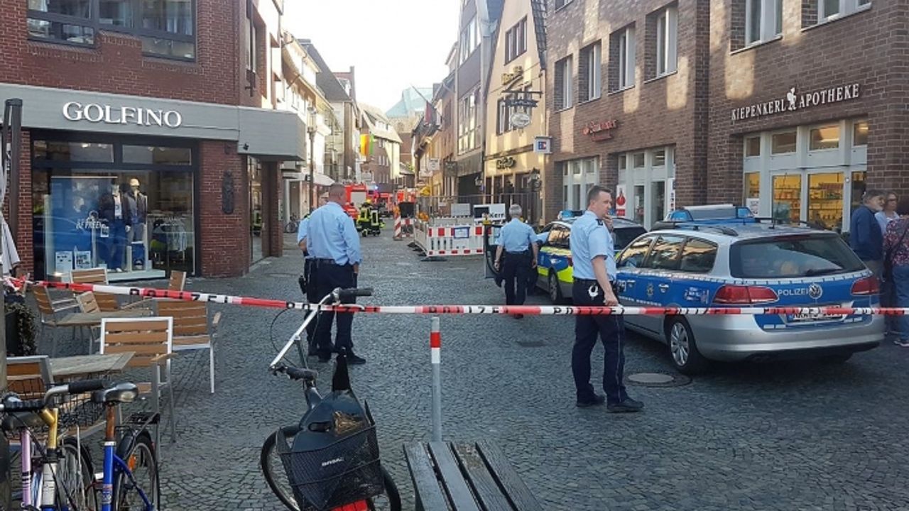 Almanya'da araç kalabalığa daldı: 4 ölü