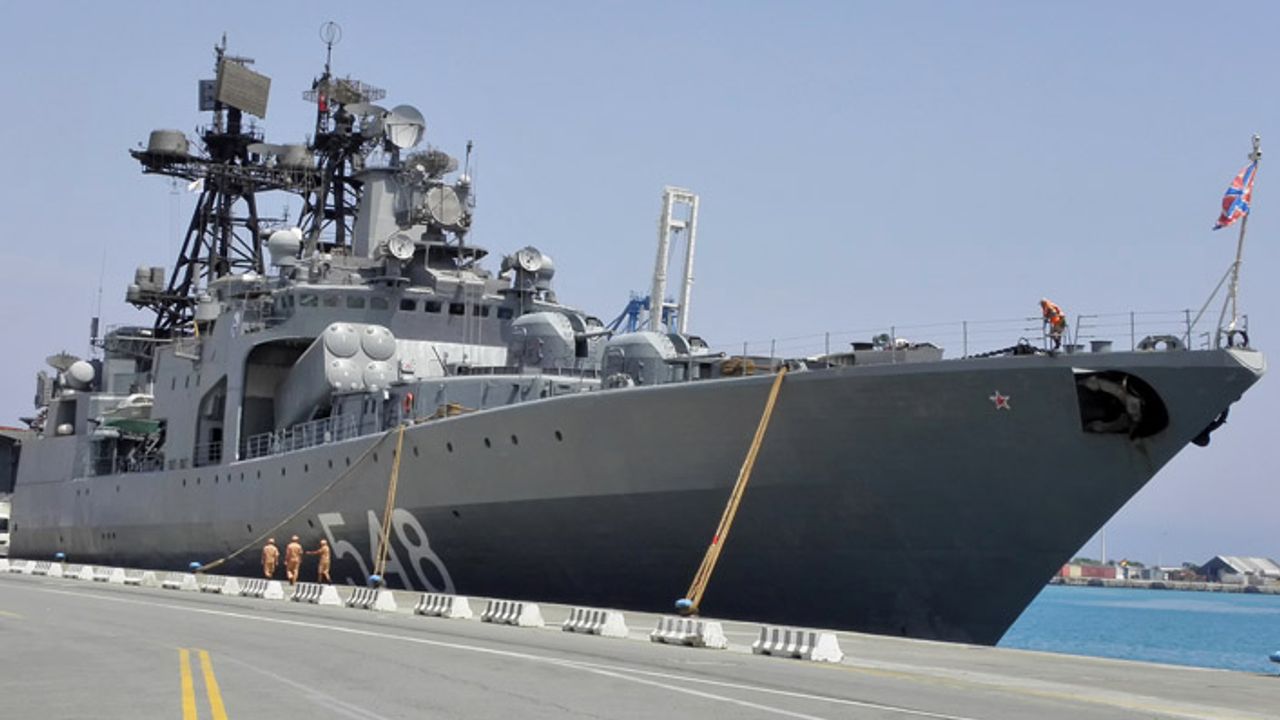Rus gemileri savaş pozisyonu aldı