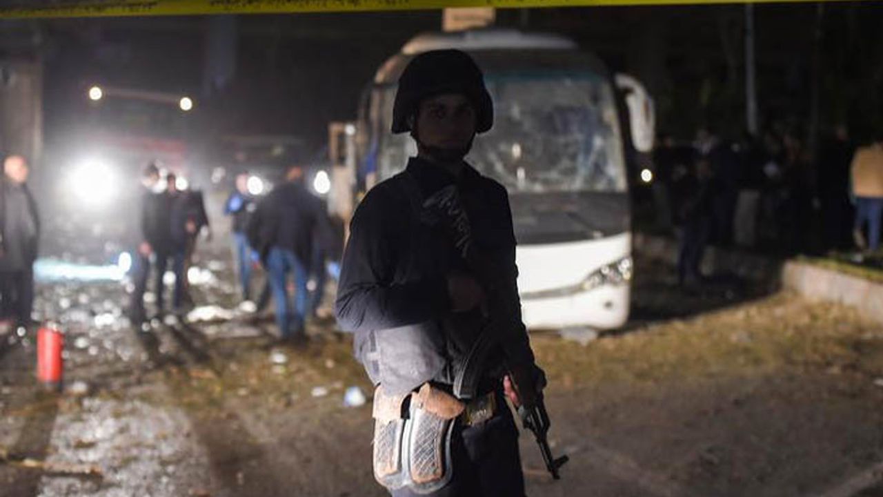 Turistleri taşıyan otobüse bombalı saldırı
