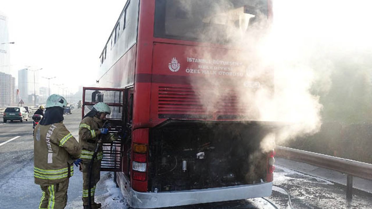 TEM’de çift katlı otobüs yandı