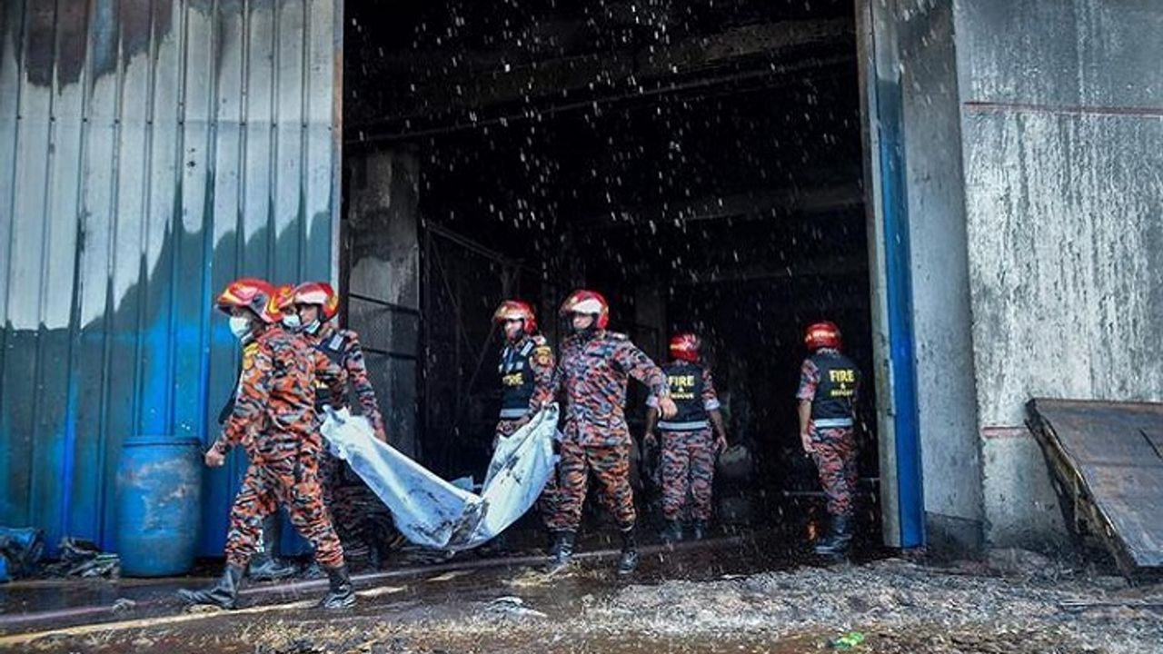 Bangladeş'te fabrika yangını: En az 52 ölü