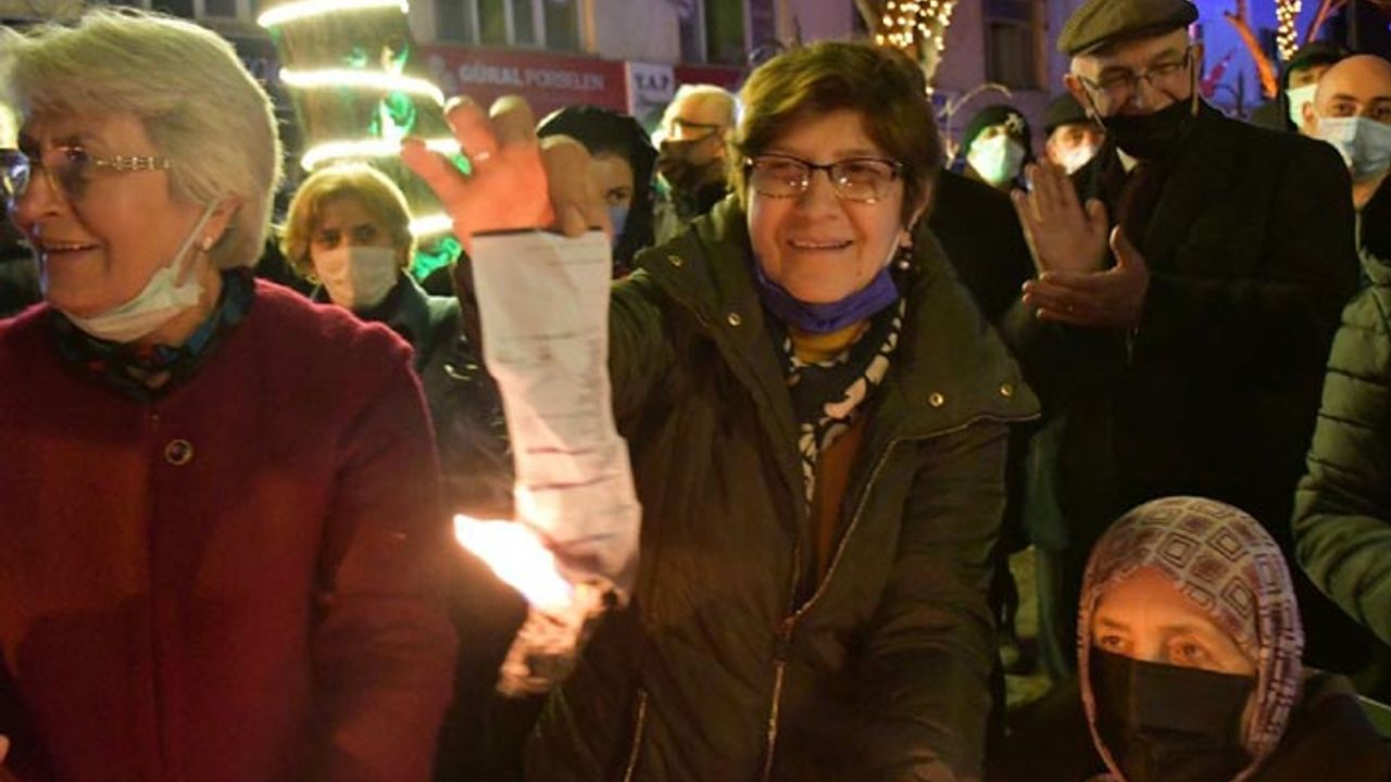 Artvin'de kadınlar elektrik faturalarını yaktı