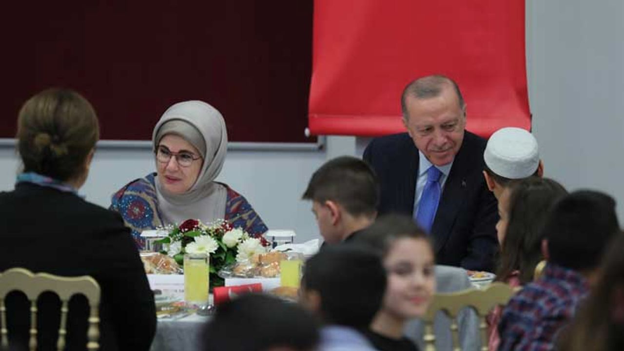 Erdoğan ve eşi çocuklarla iftar yaptı