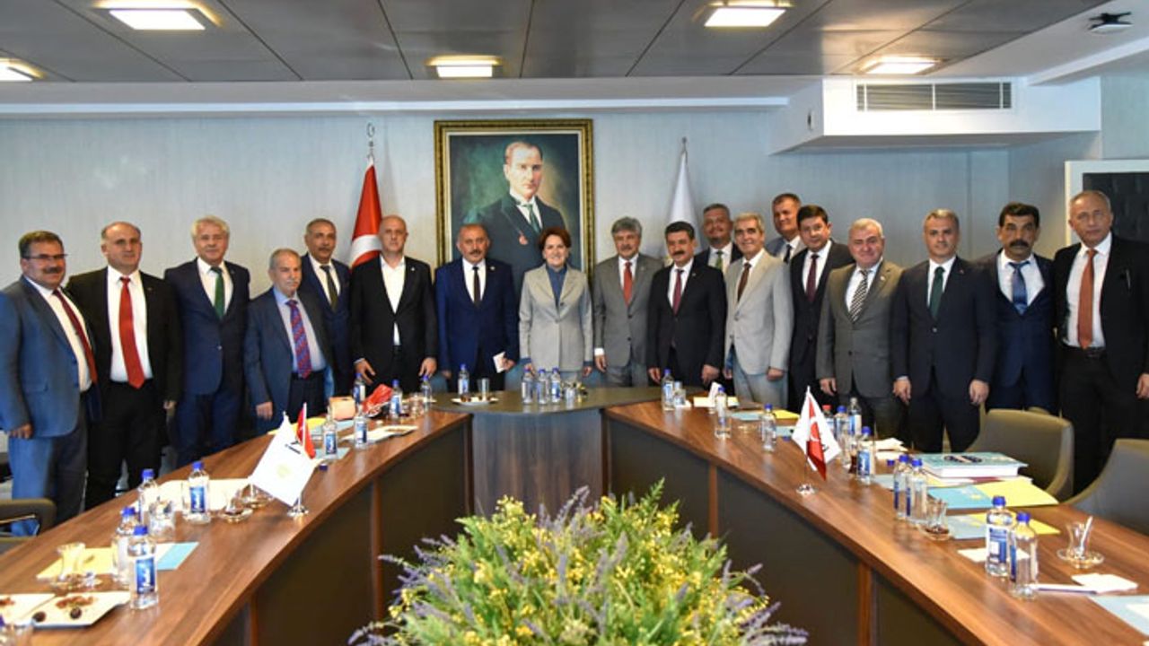 Akşener, belediye başkanları ile buluştu