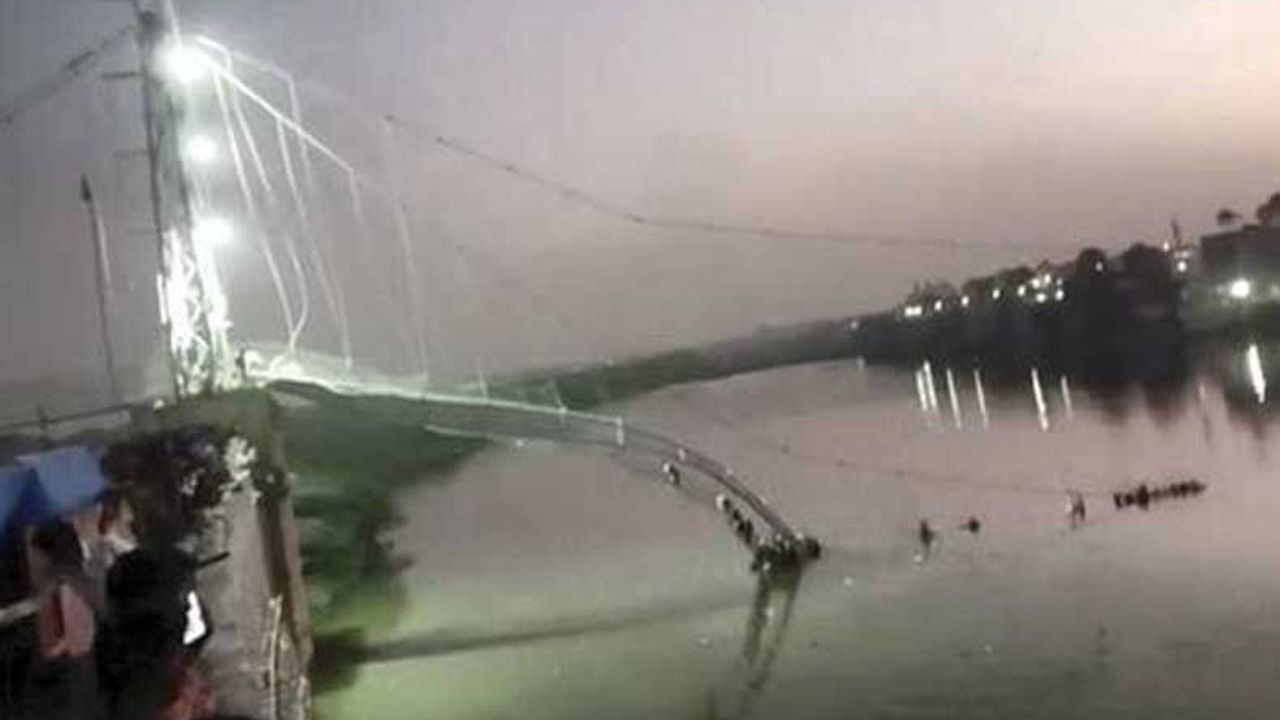 Hindistan'da köprü çöktü: 141 ölü
