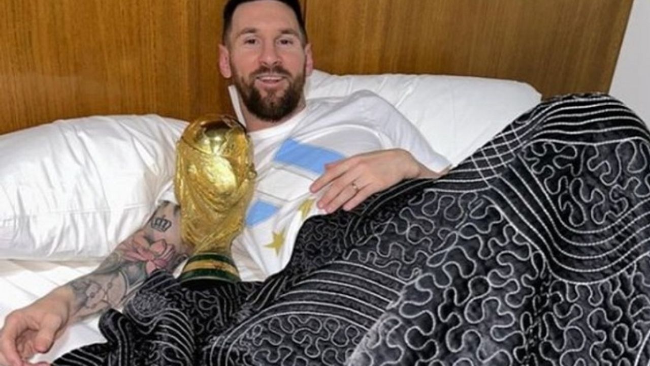 Messi'nin kupalı yatak pozlarına beğeni yağmuru