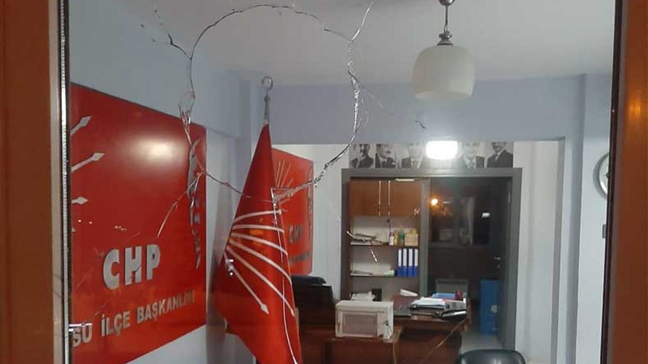 CHP ilçe başkanlığına taşlı saldırı