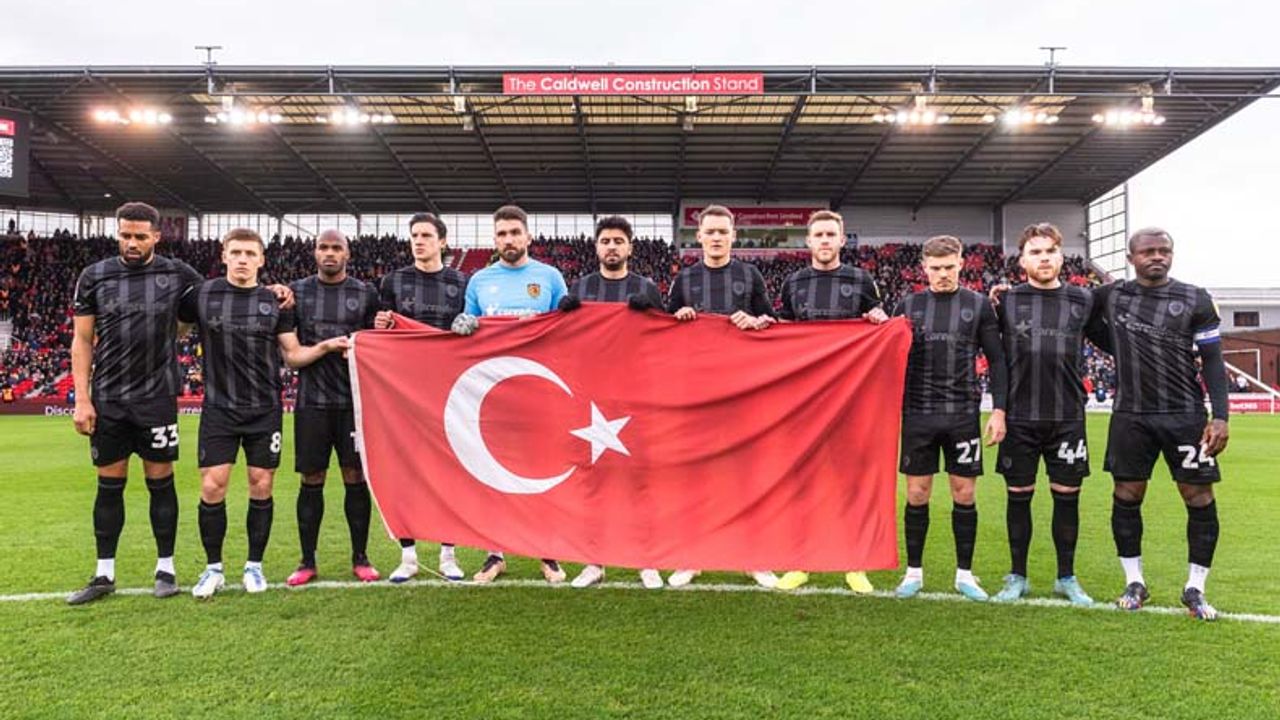 Hull City sahaya Türk Bayrağı ile çıktı