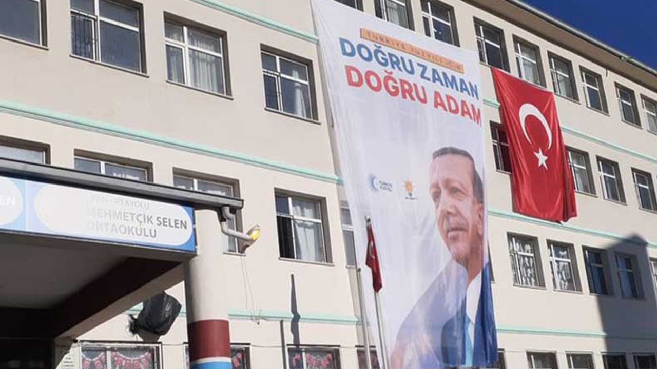 Okula Erdoğan'lı AKP afişi asıldı