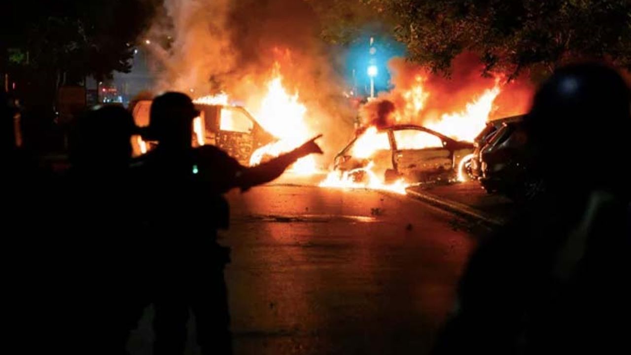 Fransa'da sokaklar yangın yeri
