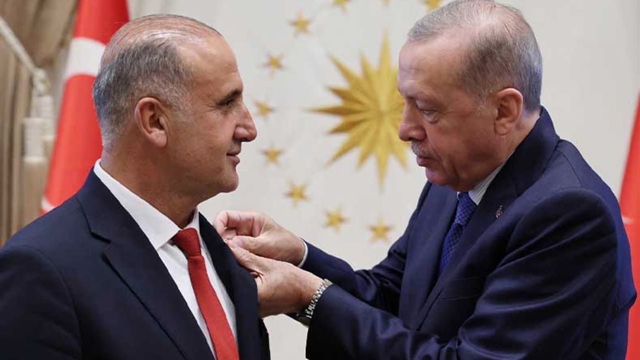 İyi Parti'den istifa etti, rozeti Erdoğan taktı