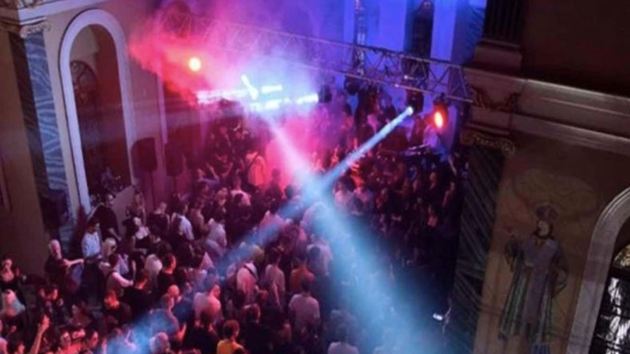 İzmir'deki kilisede parti düzenlendi
