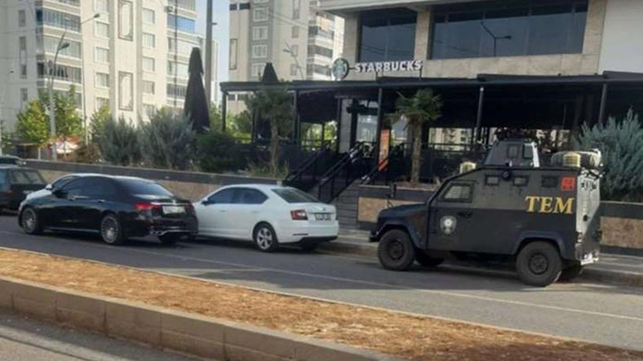 Starbucks önünde polis nöbeti