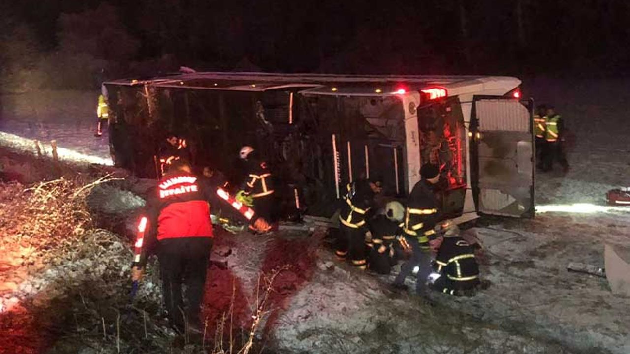 Yolcu otobüsü devrildi: 6 ölü