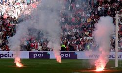 Ajax - Feyenoord maçı tatil edildi