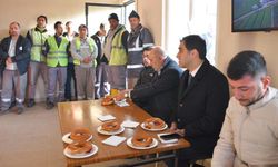 AKP'li aday yedi işçi baktı