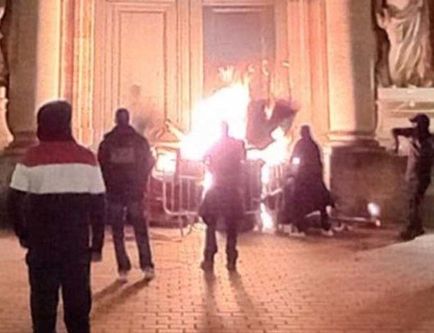 Fransa'da protesto: Saray ateşe verildi