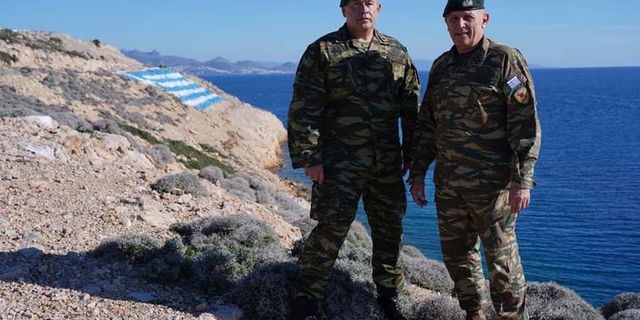 Yunan komutan işgal adasında poz verdi
