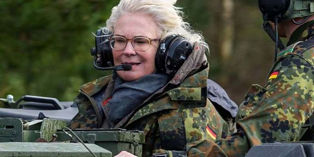 Almanya Savunma Bakanı istifa etti