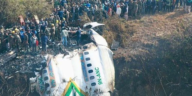 Nepal'de 72 kişi taşıyan uçak düştü