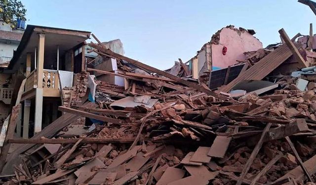 Nepal'de şiddetli deprem: 128 ölü
