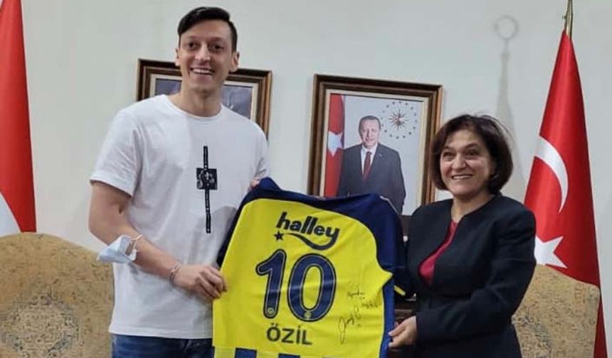 Mesut Özil Cakarta'da
