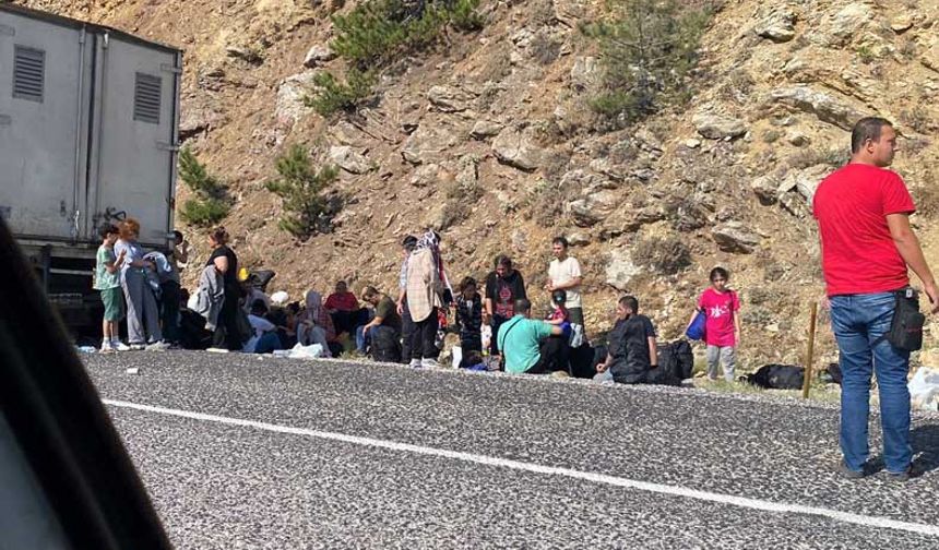 Lastiği patlayan TIR'dan 100 göçmen çıktı