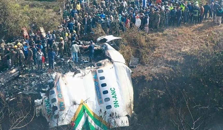 Nepal'de 72 kişi taşıyan uçak düştü