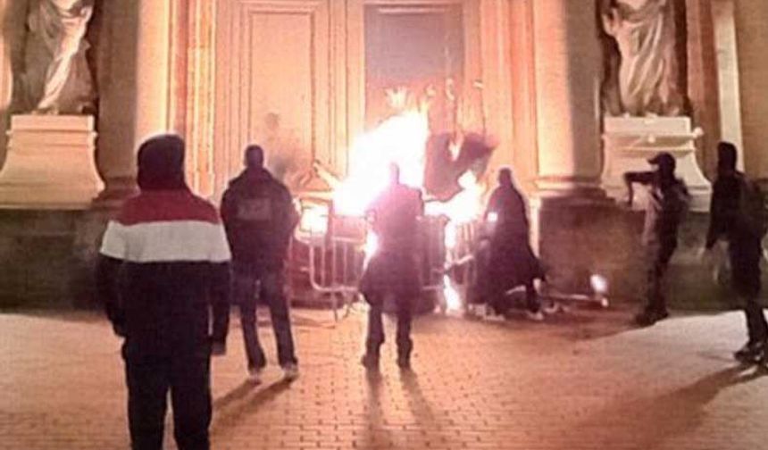 Fransa'da protesto: Saray ateşe verildi
